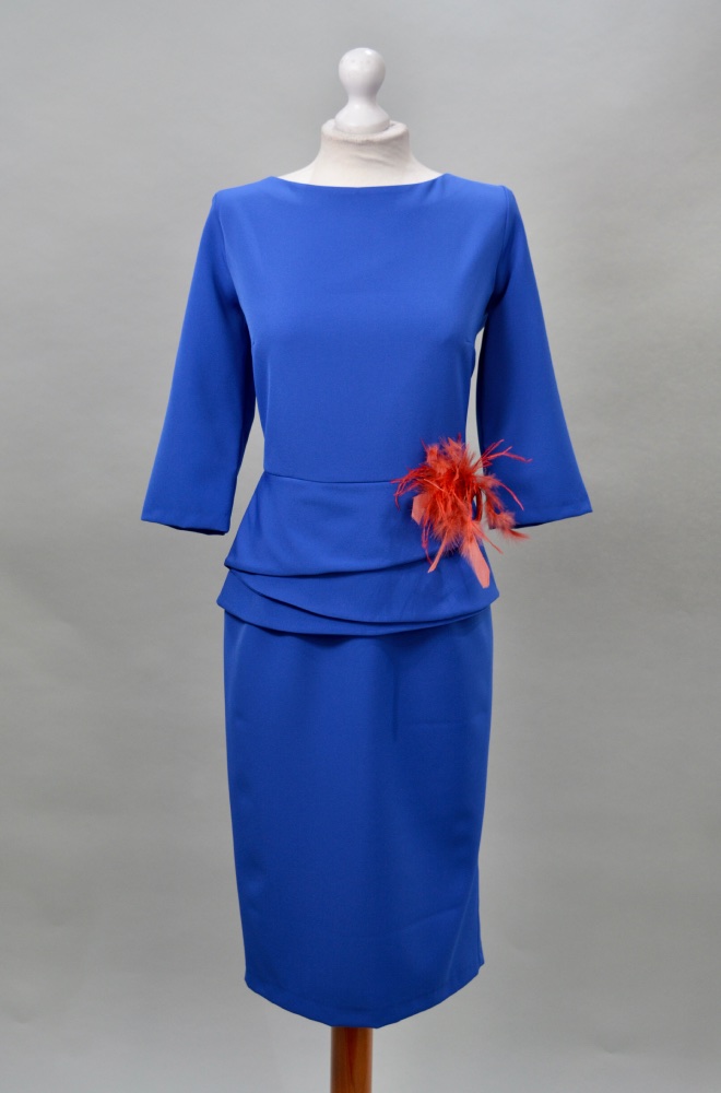Alquilar vestido corto azul eléctrico con plumas