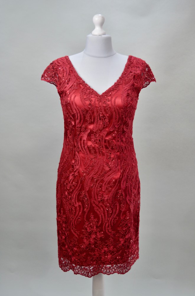 Alquilar vestido corto rojo con bordados