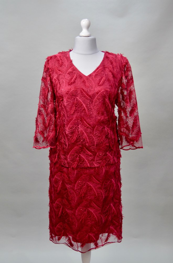 Alquilar vestido rojo corto con plumas y brillos