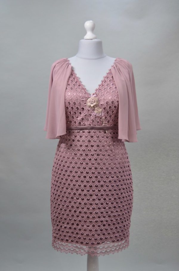 Alquilar vestido rosa corto bordados y capa