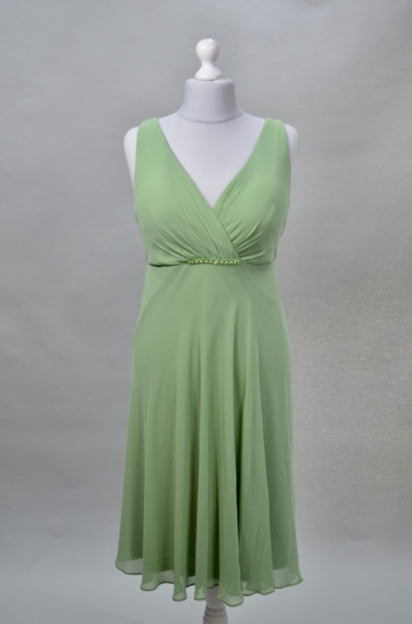 Alquilar vestido verde claro corto con brillos