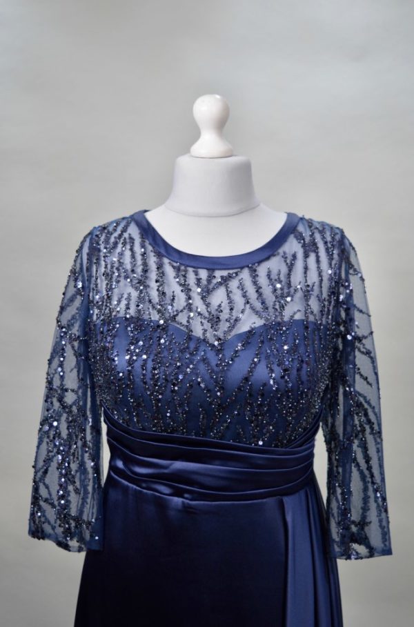 Alquiler vestido azul marino satinado con brillos