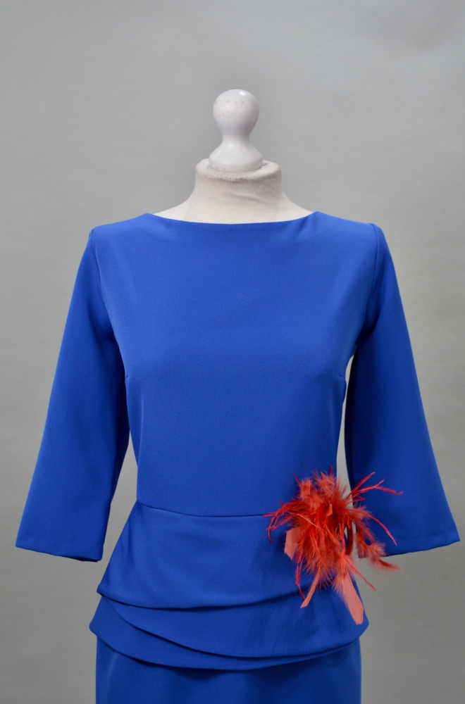 Alquiler vestido corto azul eléctrico con plumas