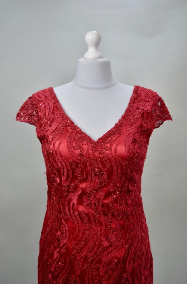 Alquiler vestido corto rojo con bordados