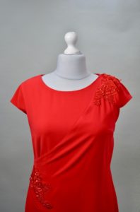 Alquiler vestido rojo con volantes y bordados