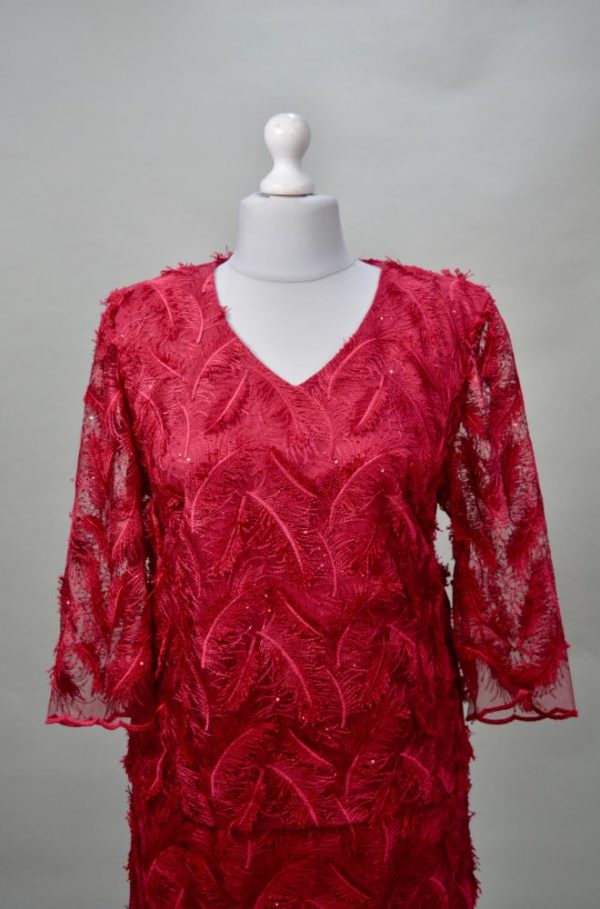 Alquiler vestido rojo corto con plumas y brillos