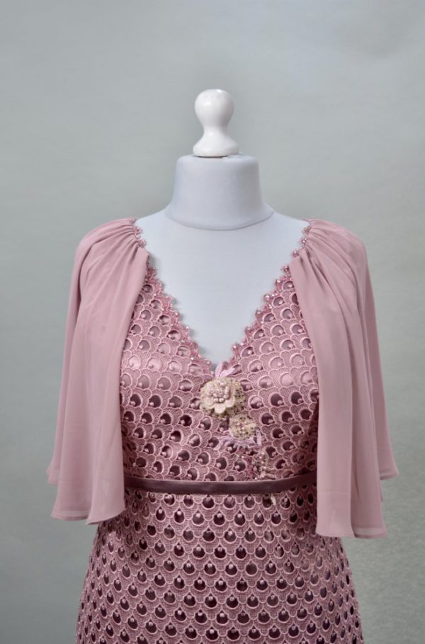 Alquiler vestido rosa corto bordados y capa