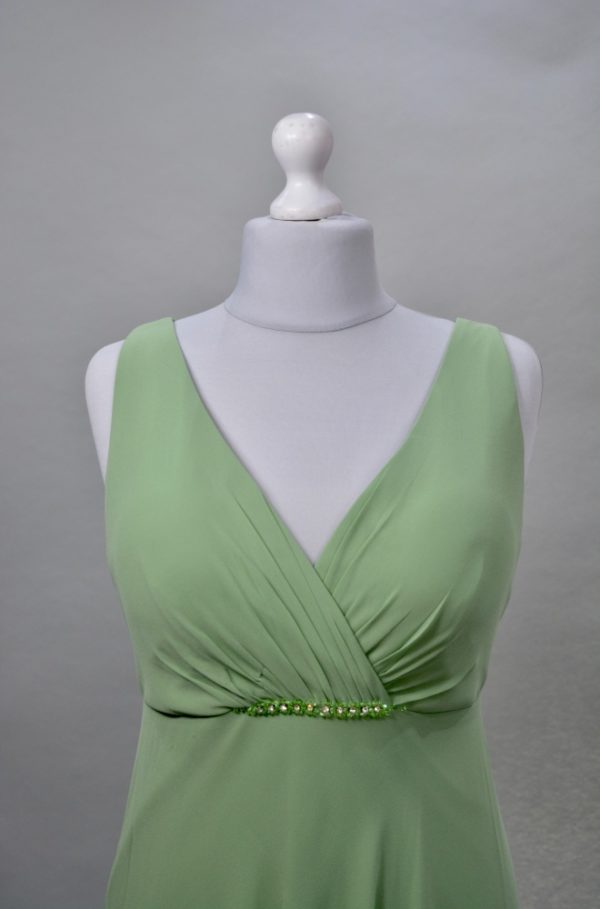 Alquiler vestido verde claro corto con brillos