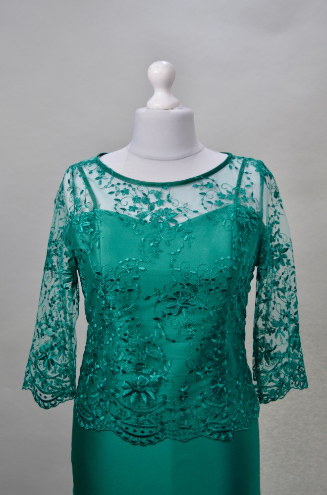 Alquiler vestido verde largo con bordados