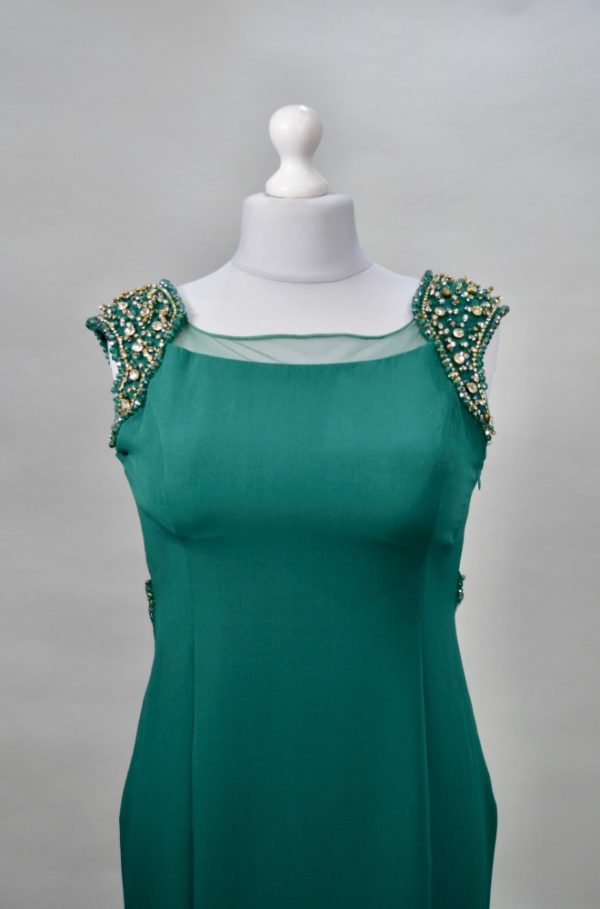 Alquiler vestido verde largo con pedrería