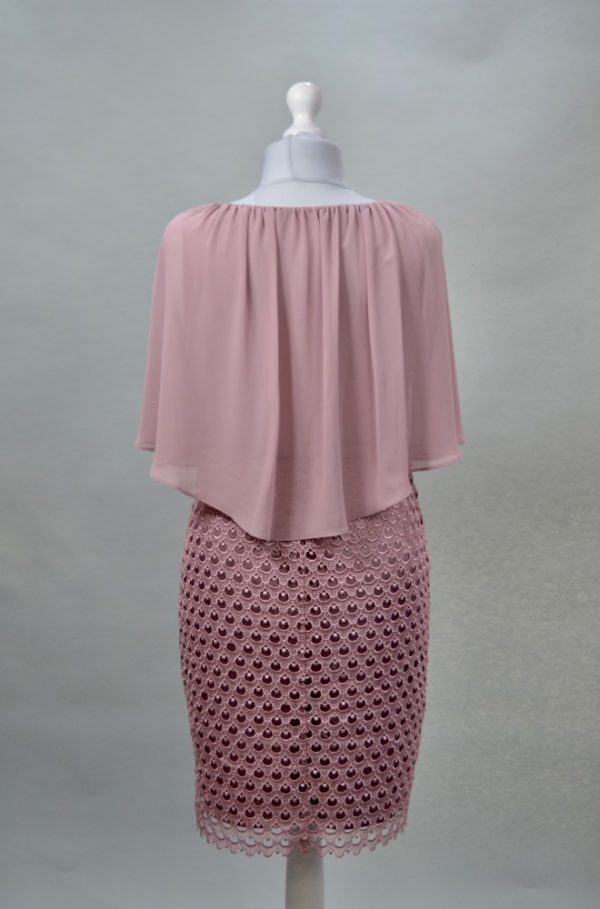 Alquilo vestido rosa corto bordados y capa